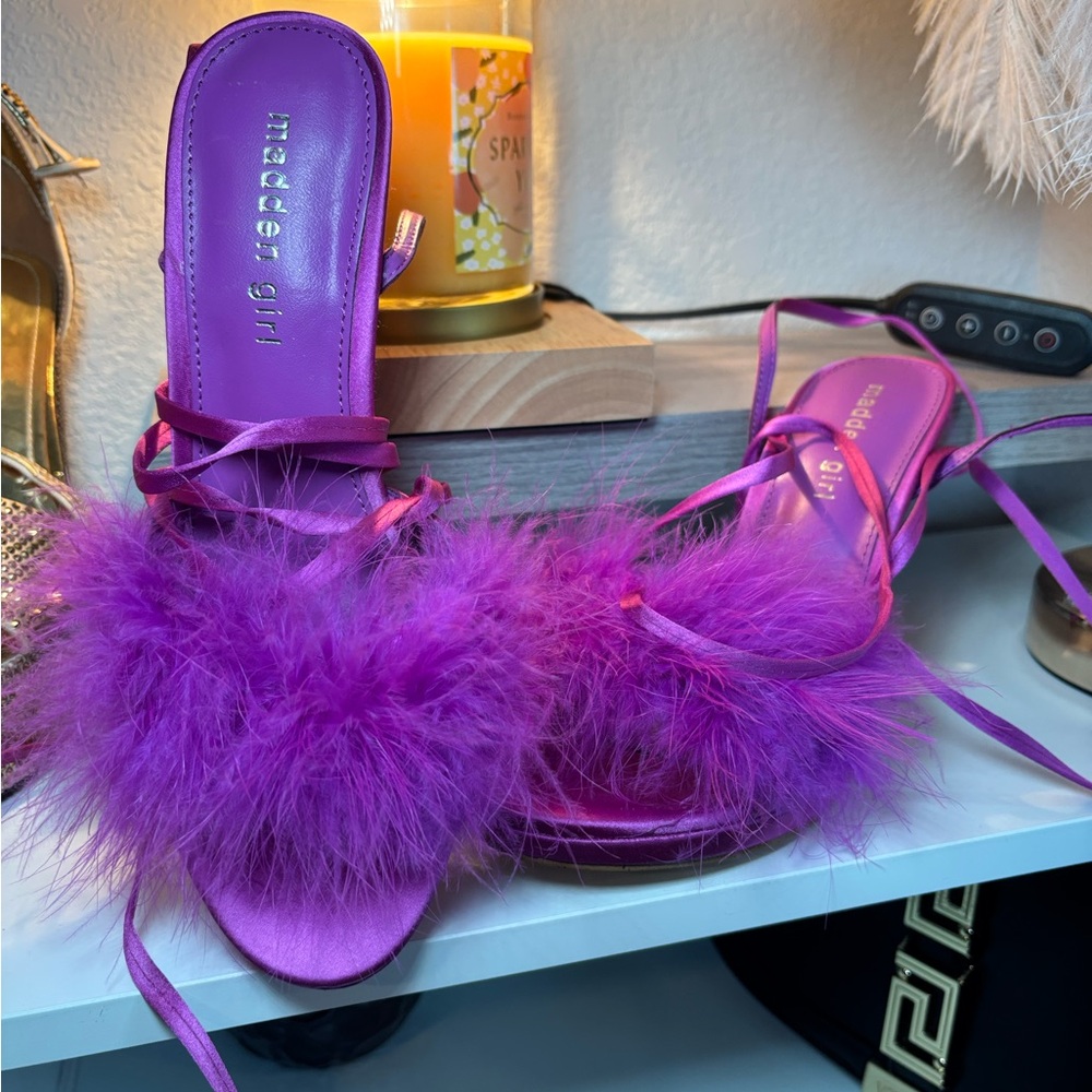 Purple feather sandals with ankle tie 
Worn once 
#y2kfashion #festivalvibes